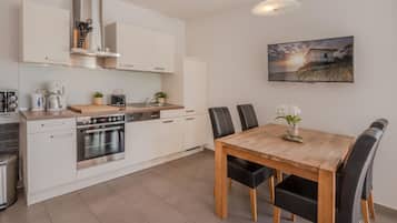 Coffee/tea maker, fridge, microwave, oven