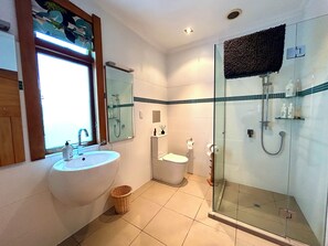 Een douche, handdoeken, zeep, shampoo