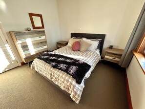 3 bedrooms, iron/ironing board, free WiFi, bed sheets - Dog-friendly Home in Waterloo (Lower Hutt)