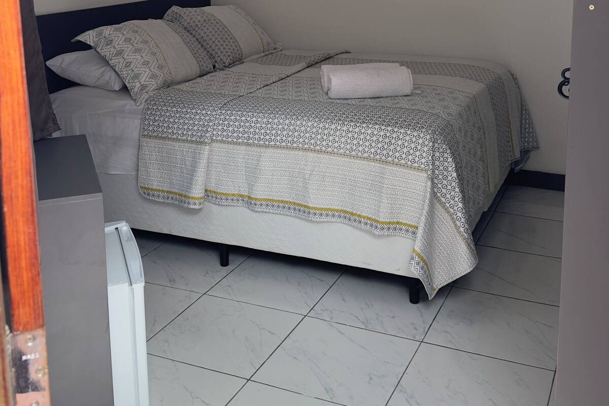 Chambre Confort double ou avec lits jumeaux | Literie de qualité, minibar, coffre-fort, bureau