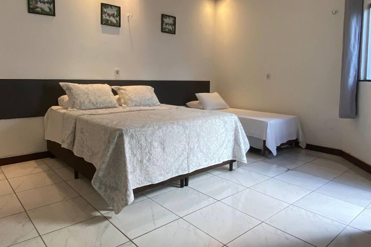 Chambre quadruple Confort | Literie de qualité, minibar, coffre-fort, bureau
