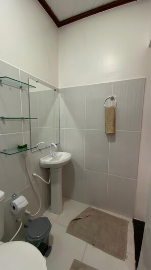 Comfort Double or Twin Room | Bathroom | Shower, rainfall showerhead, hair dryer, bidet - Alter Villa Suítes (Santarém)