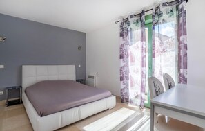 3 bedrooms, travel cot, free WiFi, bed sheets - Nice home in Plan-d'Aups-Sainte-Bau (Plan-d'Aups-Sainte-Bau)