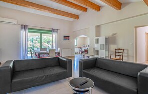 TV - Nice home in Plan-d'Aups-Sainte-Bau (Plan-d'Aups-Sainte-Bau)