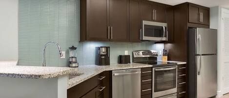 電子レンジ、食器洗い機、調理器具と食器