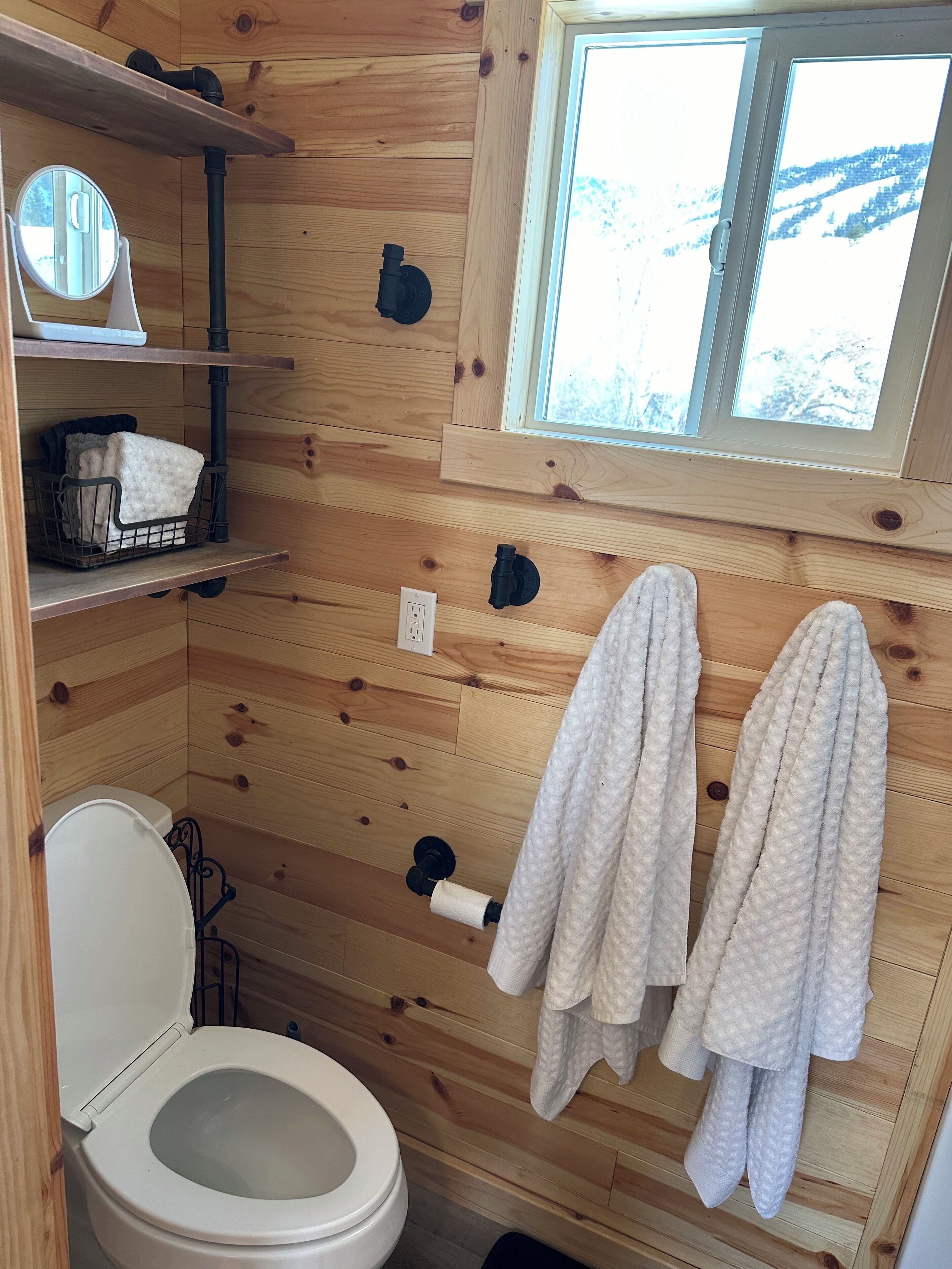 Een douche, een haardroger, handdoeken, zeep