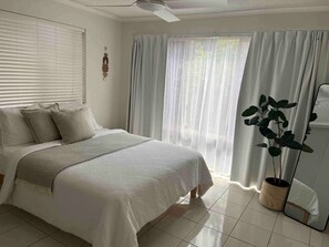 2 bedrooms, bed sheets - Cosy apartment with private courtyard - one street back from the beach. (Alexandra Headland)