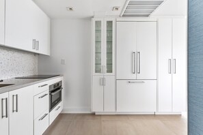 冷蔵庫、電子レンジ、コンロ、食器洗い機