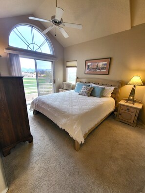 2 bedrooms, desk, iron/ironing board, free WiFi - Newly Remodeled Condo on Golf Course! (Lake Havasu City)