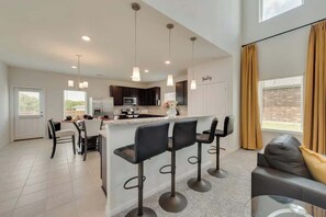 Mikrobølgeovn og høy barnestol