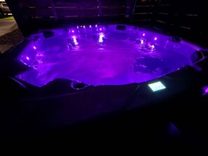 Outdoor spa tub - Spectacular Beach House! Arcade Games & Hot Tub! Sleeps 12! (Murrells Inlet)