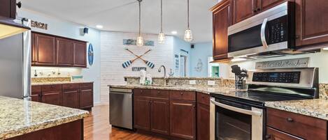 Refrigerador, microondas, horno y parrilla de estufa