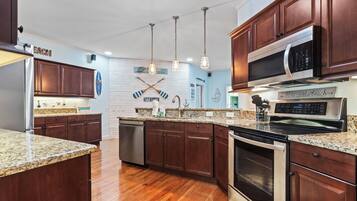 Réfrigérateur, micro-ondes, four, plaque de cuisson