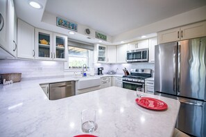 Refrigerador, microondas, horno, placa de cocina