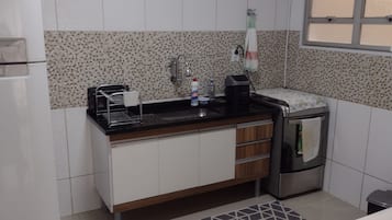 Geladeira, micro-ondas, fogão, cooktop