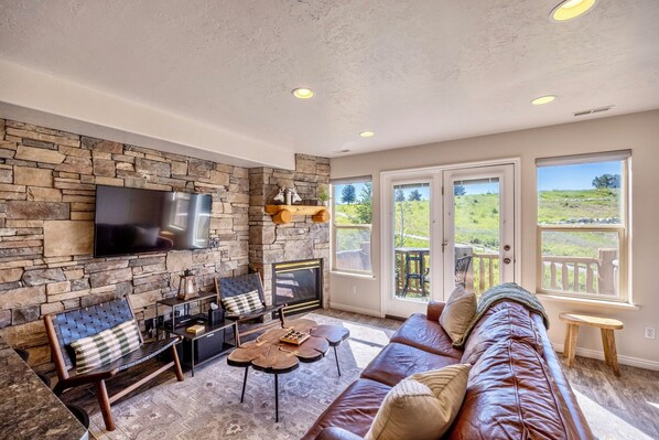 Smart-TV, Kamin, Bücher