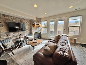 Smart TV, chimenea y libros 