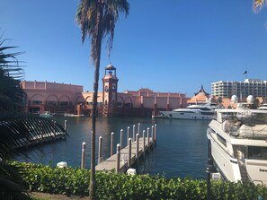 Marina - Harborside Resort, Atlantis, 2 bdrm lockoff Villa, sleeps 8, wrsitbands included (Paradise Island)