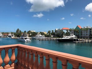 Property grounds - Harborside Resort, Atlantis, 2 bdrm lockoff Villa, sleeps 8, wrsitbands included (Paradise Island)