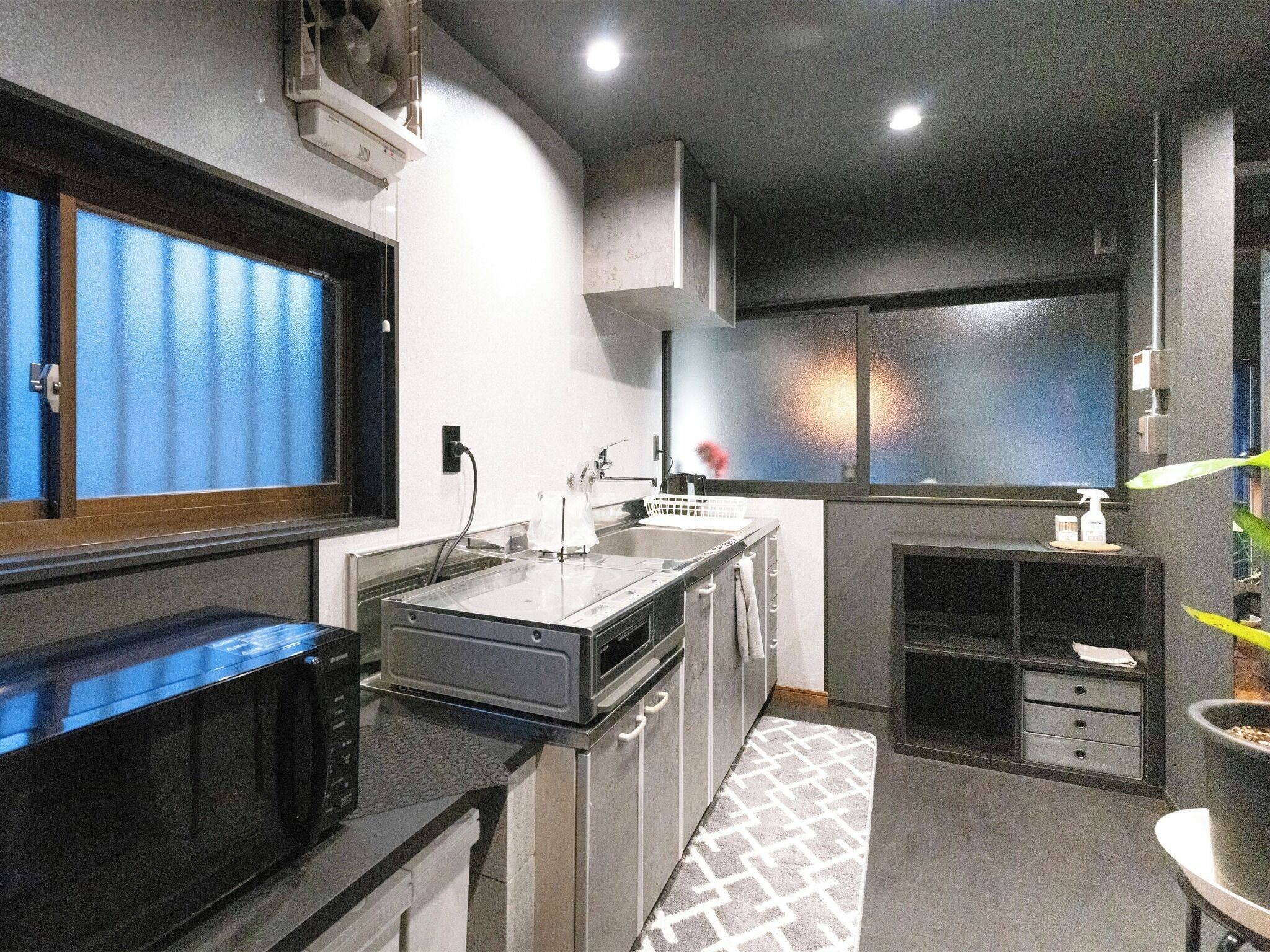 冷蔵庫、電子レンジ、コンロ、調理器具と食器