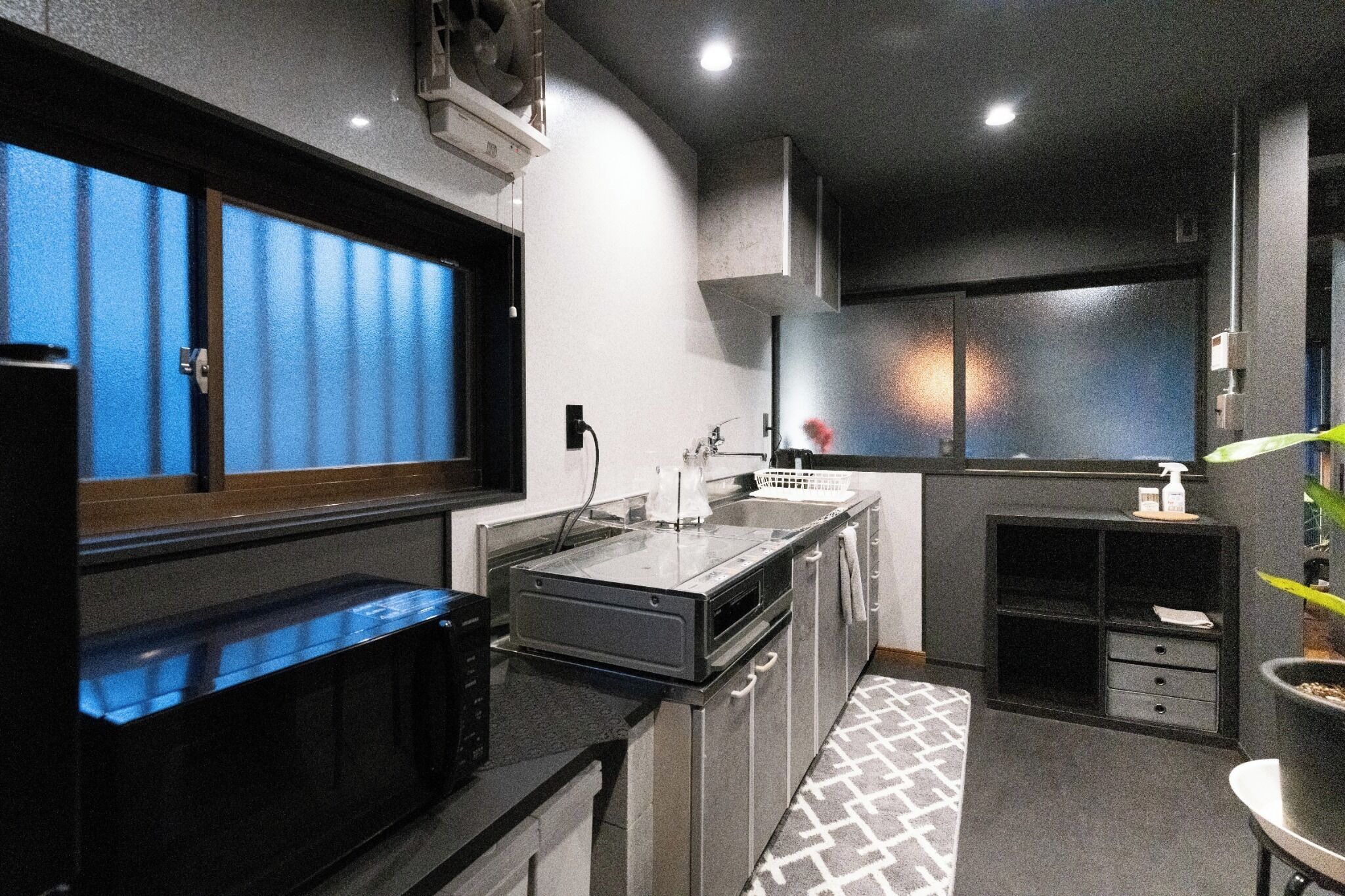 Réfrigérateur, micro-ondes, plaque de cuisson