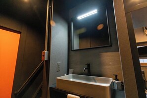 Secador de pelo, toallas