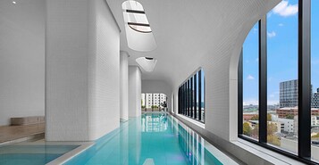 Una piscina cubierta