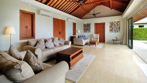 Biệt thự, 4 phòng ngủ, hồ bơi riêng, quang cảnh biển | Khu phòng khách