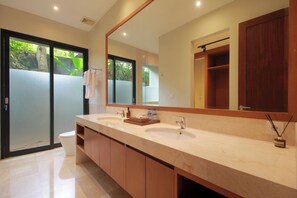 Villa, 4 Bedrooms, Private Pool, Sea View | Bathroom | Separate bathtub and shower, free toiletries, hair dryer, bidet - Trisha Cliff Villa Karang Tinggi (Kutuh)