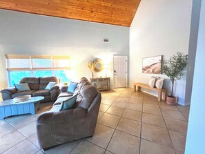 Smart-TV, DVD-Player, Bücher, Videothek