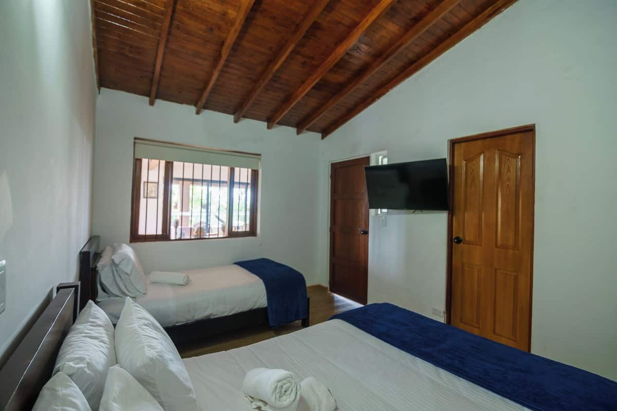 Family Triple Room | 1 bilik tidur, peti besi dalam bilik, langsir/tirai gelap terus