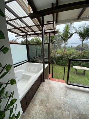 Chalet superior, bañera de hidromasaje, vistas al jardín | Caja fuerte y cortinas opacas