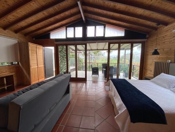 Chalet Supérieur, bain à remous, vue jardin