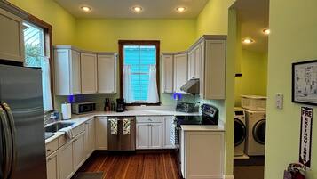 Cafetière/bouilloire, batterie de cuisine, vaisselle et ustensiles