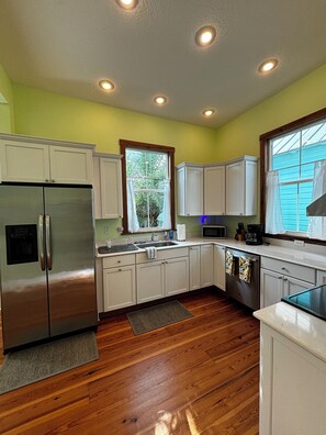 Cafetera o tetera, utensilios de cocina y mesa de comedor