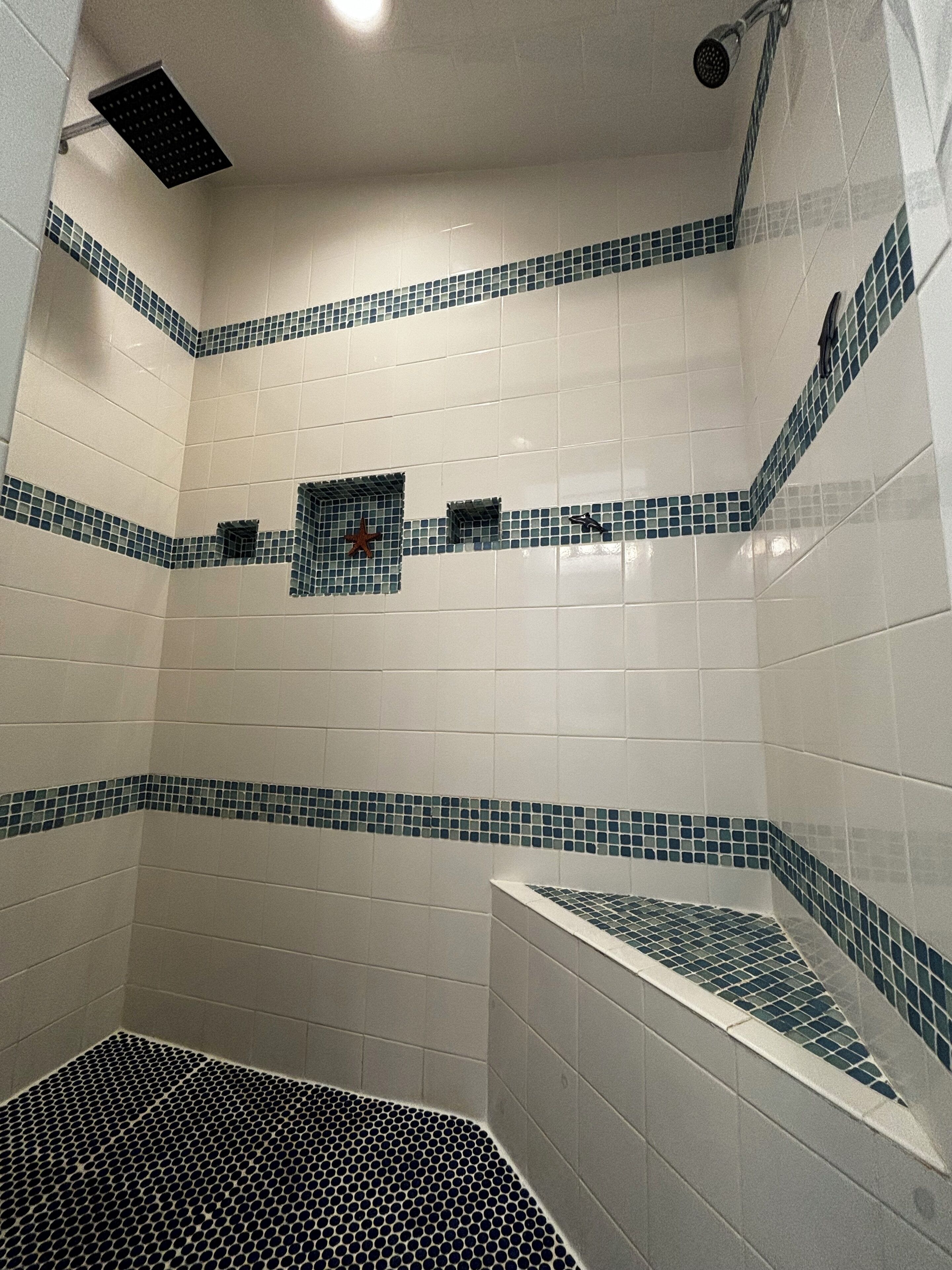 Douche, sèche-cheveux, serviettes fournies, savon