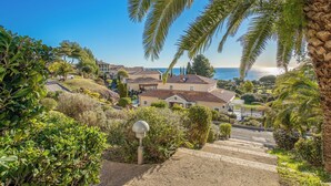 A residential area with houses, a clear sky, and a view of the ocean. - L'Esquinade (G1 203) by Interhome (Agay Village Cap Esterel)