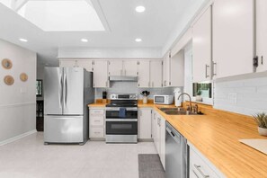 Fridge, microwave, oven, stovetop - 🏡 Brooksville Oasis | 3 Bedroom Heated Pool Home (brooksville)