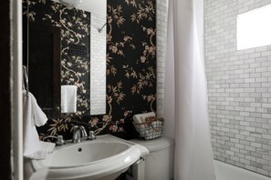 SĂšche-cheveux, serviettes fournies, papier toilette