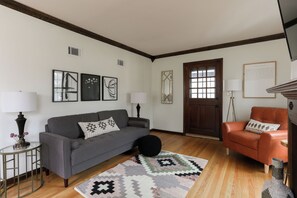 Living area - Family-Friendly 2BR Home Office, Yard, Fast Wi-Fi (Roeland Park)