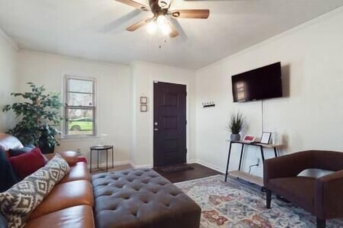 Unit B: 2-BD Flat 10 Minutes from Dt Greenville