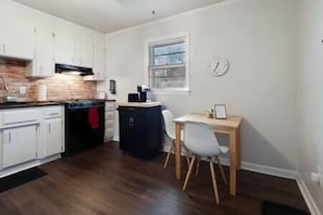 Køleskab, mikrobølgeovn, ovn, kogeplade