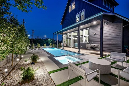 Pool, Lounge + Bar, Projector - Mins to Downtown!