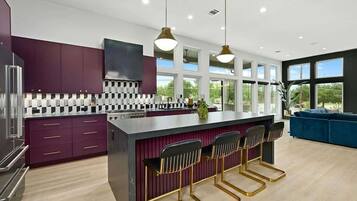 Réfrigérateur, four à micro-ondes, un four, surface de cuisson