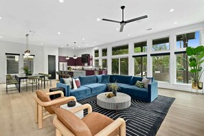 Smart TV, stereo, offices - Pool, Lounge + Bar, Projector - Mins to Downtown (Austin)