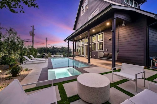 Pool, Lounge + Bar, Projector - Mins to Downtown