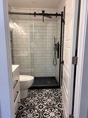 Douche, serviettes fournies, papier toilette