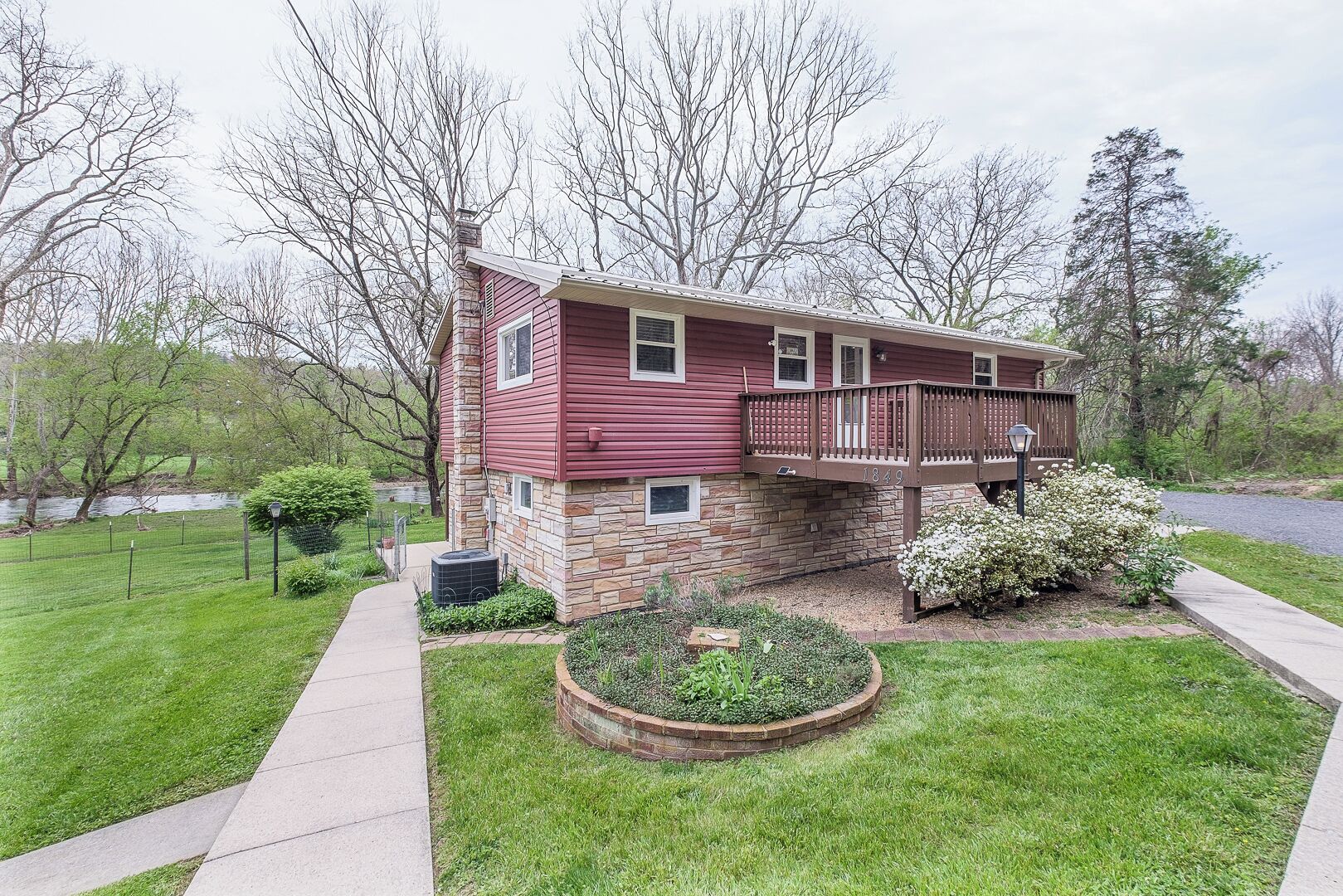 Comfy Creekside Getaway in Eagle Rock, VA on Craig Creek, near the James River