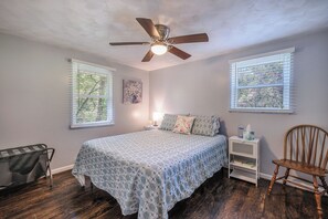 3 bedrooms, iron/ironing board, free WiFi, bed sheets - Comfy Creekside Getaway in Eagle Rock, VA on Craig Creek, near the James River (Eagle Rock)