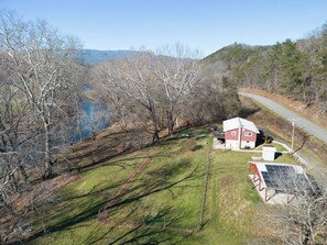 Property grounds - Comfy Creekside Getaway in Eagle Rock, VA on Craig Creek, near the James River (Eagle Rock)